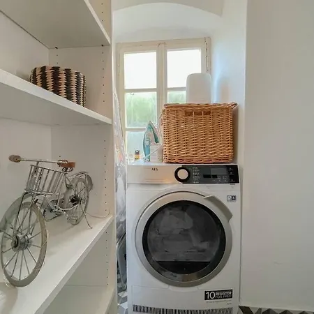 The By The Sea In Historic Old Apartment *